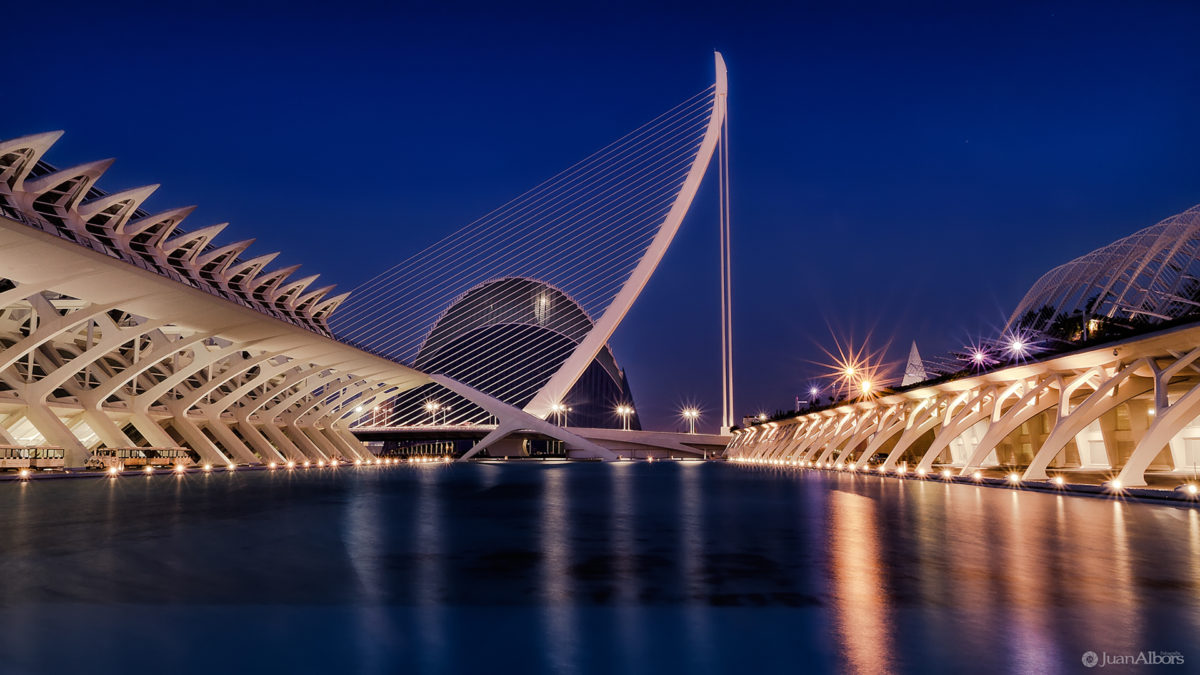 Foto al final de la hora azul en la Ciudad de las  Artes y las Ciencias de Valencia