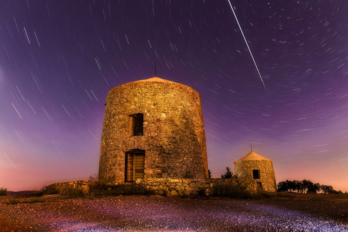 Una estrella fugaz cruza cielo estrellado sobre los molinos de Alcublas (Valencia)